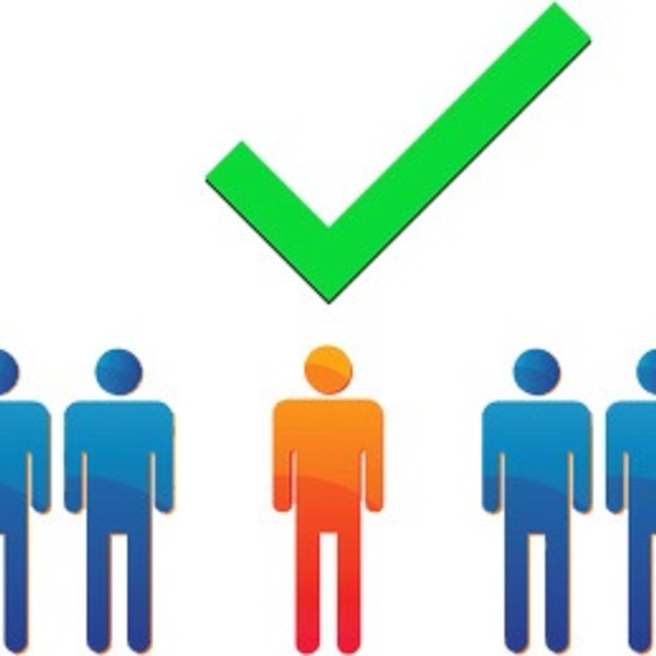 grafika przedstawia dziewięć osób w kolorze niebieskim stojących równo w jednym rzędzie z których jedna osoba stojąca na środku jest wyróżniona kolorem pomarańczowym i zamieszczony jest nad jej głową symbol zaznaczenia wyboru tzw. fajka